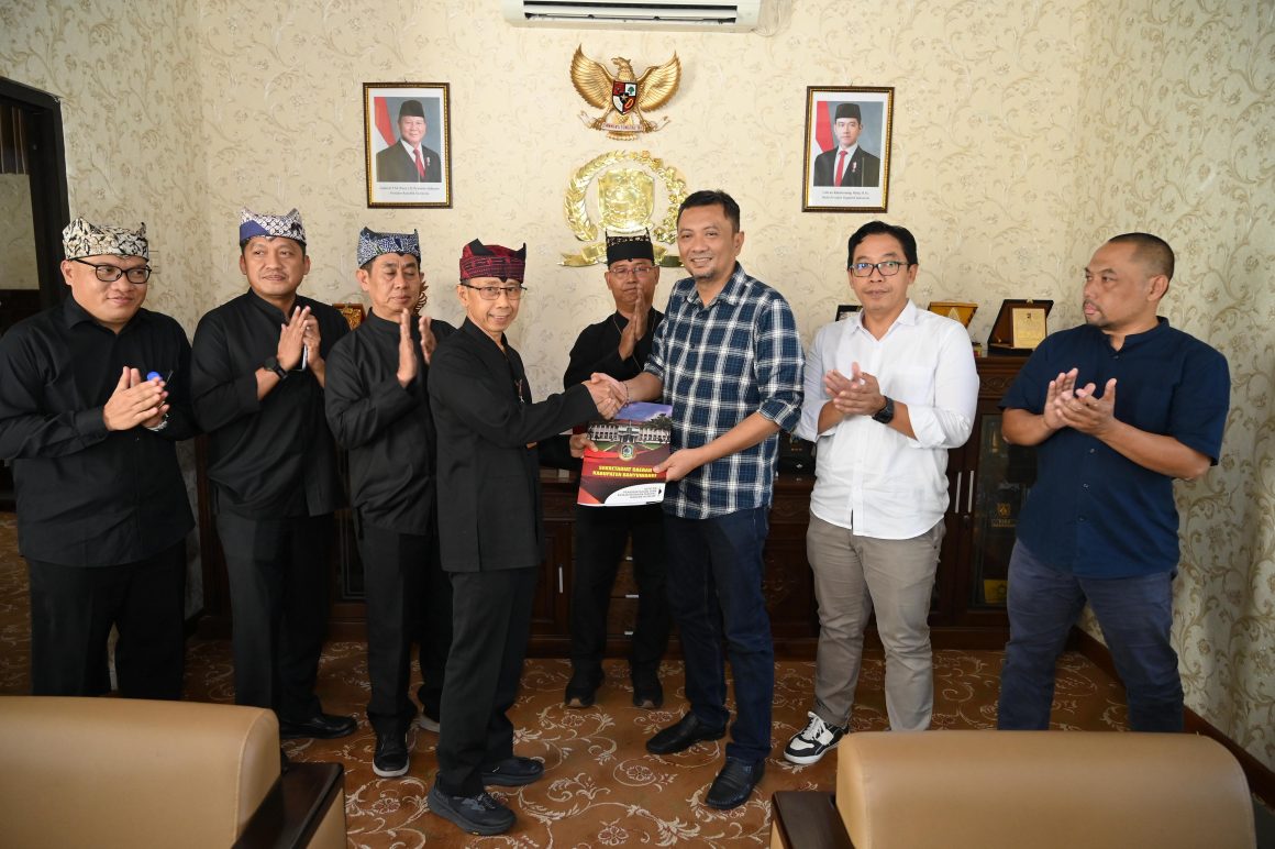 Serahkan Draf Raperda ke DPRD, Pemkab Banyuwangi Uji Coba Aturan Operasional Toko Swalayan