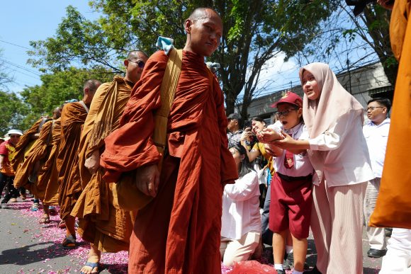 Disambut Masyarakat dan Komponen Lintas Agama, Biksu Thudong Tiba di Banyuwangi
