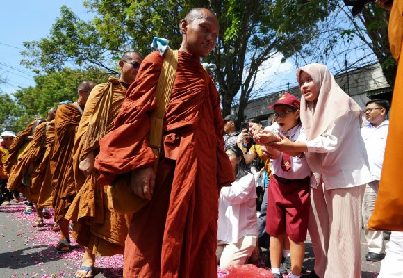 Disambut Masyarakat dan Komponen Lintas Agama, Biksu Thudong Tiba di Banyuwangi