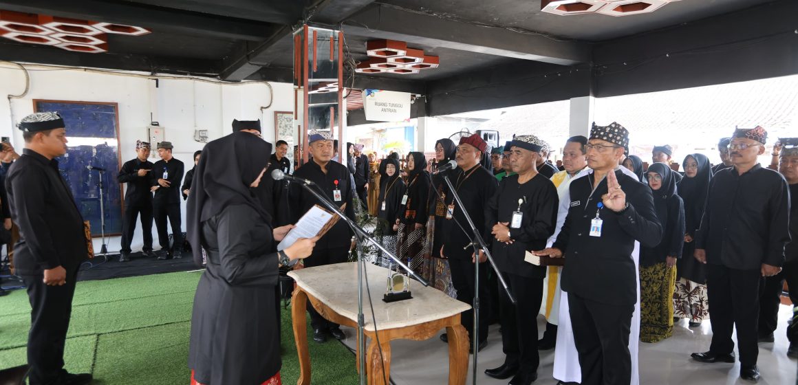Lantik Tiga Kepala Dinas di Pasar Rogojampi, Ini Pesan Bupati Ipuk Fiestiandani