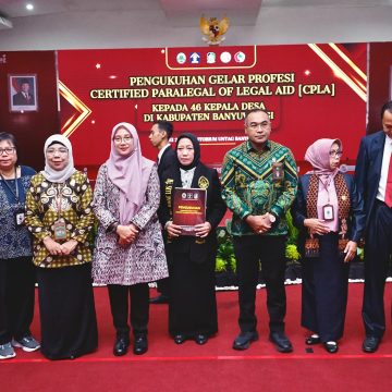 46 Kepala Desa Banyuwangi Dikukuhkan Sebagai Paralegal,  Bupati Ipuk Minta Kades Hadirkan Restorative Justice