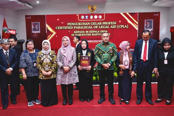 46 Kepala Desa Banyuwangi Dikukuhkan Sebagai Paralegal,  Bupati Ipuk Minta Kades Hadirkan Restorative Justice