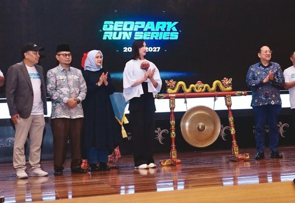 1000860735 Diluncurkan Menteri Pariwisata, Banyuwangi Titik Awal Geopark Run Series 2026