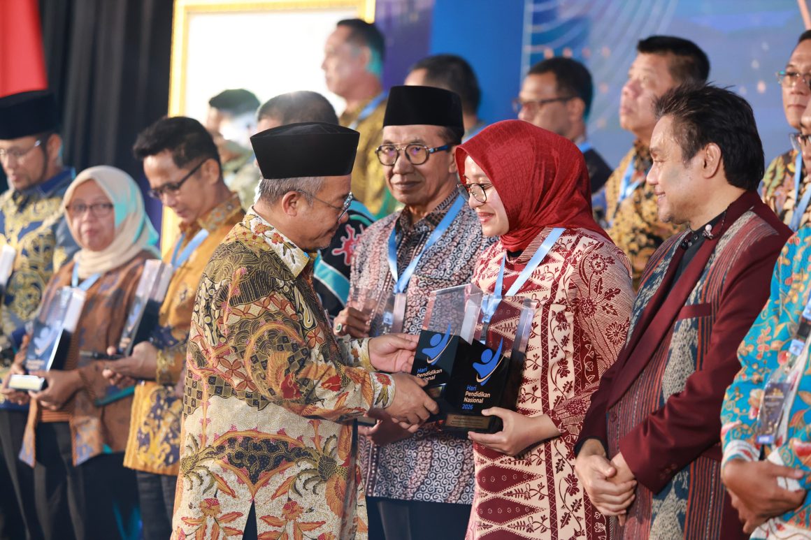 Banyak Program Inovatif Pendidikan, Mendikdasmen Ganjar Dua Penghargaan pada Bupati Ipuk