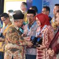 Banyak Program Inovatif Pendidikan, Mendikdasmen Ganjar Dua Penghargaan pada Bupati Ipuk