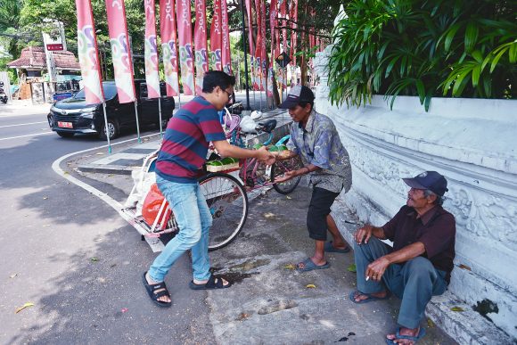 ASN Banyuwangi Gotong Royong Salurkan Ribuan Paket Daging Kurban