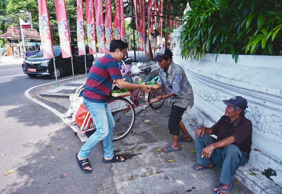 ASN Banyuwangi Gotong Royong Salurkan Ribuan Paket Daging Kurban