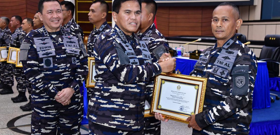 Lanal Banyuwangi Terima Penghargaan KASAL Dalam Penegakan Hukum di Wilayah Kerja
