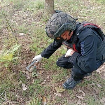 IMG-20260506-WA0010 Jaga Keamanan Warga Banyuwangi, Polisi Jinakkan Granat di Kawasan Perkebunan