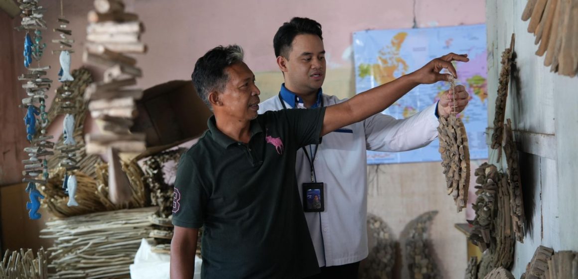 IMG-20260517-WA0001 Nasabah PNM ULaMM Denpasar Sulap Limbah Kayu Pantai Jadi Kerajinan Bernilai Ekspor