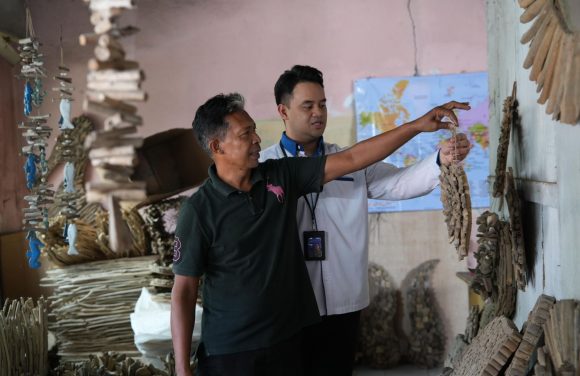 Nasabah PNM ULaMM Denpasar Sulap Limbah Kayu Pantai Jadi Kerajinan Bernilai Ekspor