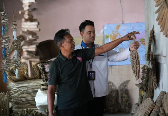 Nasabah PNM ULaMM Denpasar Sulap Limbah Kayu Pantai Jadi Kerajinan Bernilai Ekspor