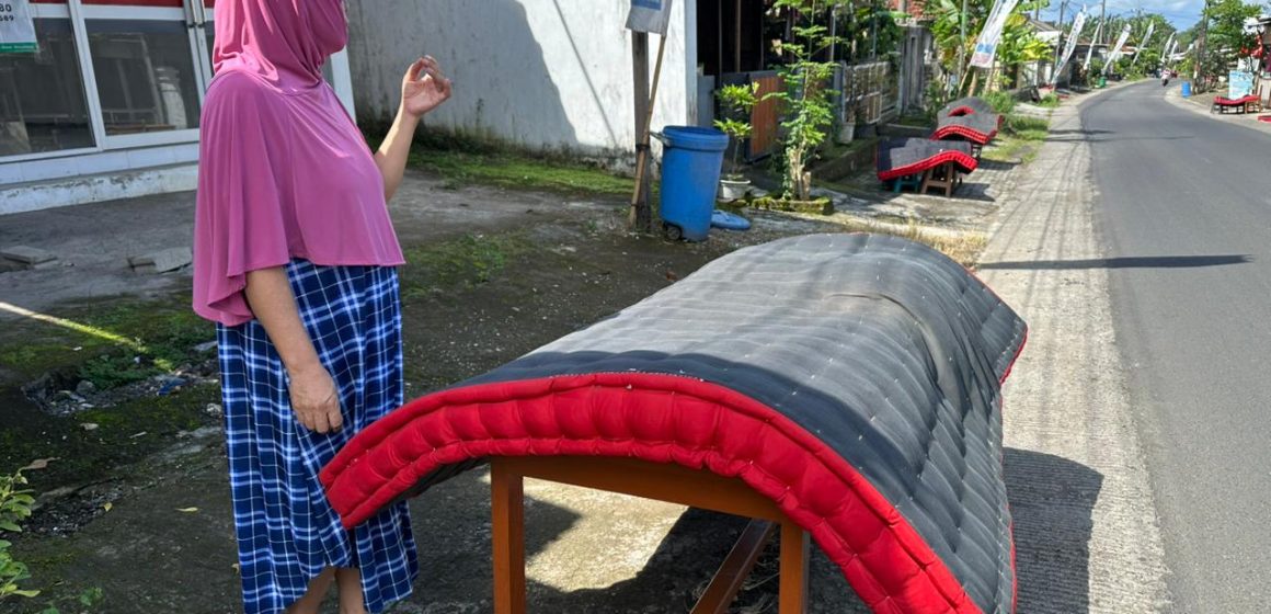 IMG-20260521-WA0006 Unik! Ribuan Kasur Merah-Hitam Dijemur Massal di Desa Kemiren Banyuwangi