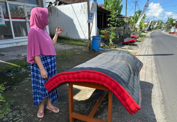 Unik! Ribuan Kasur Merah-Hitam Dijemur Massal di Desa Kemiren Banyuwangi