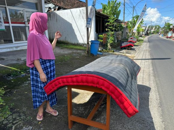 Unik! Ribuan Kasur Merah-Hitam Dijemur Massal di Desa Kemiren Banyuwangi