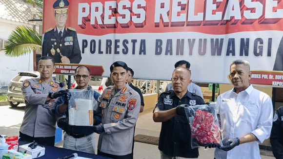 oplus_2 Polisi Banyuwangi Sergap Jaringan Narkoba di Pelabuhan Ketapang, 2 Kilogram Sabu Jadi Barang Bukti