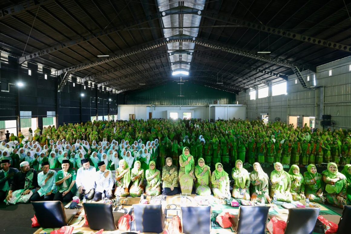 foto harlah 6 Hadiri Harlah Muslimat Banyuwangi, Bupati Ipuk Ajak Gotong Royong Bangun Daerah