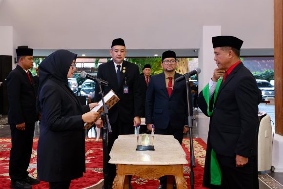 Bupati Ipuk Lantik Suyanto Waspo Tondo Wicaksono Sebagai Sekda Banyuwangi 