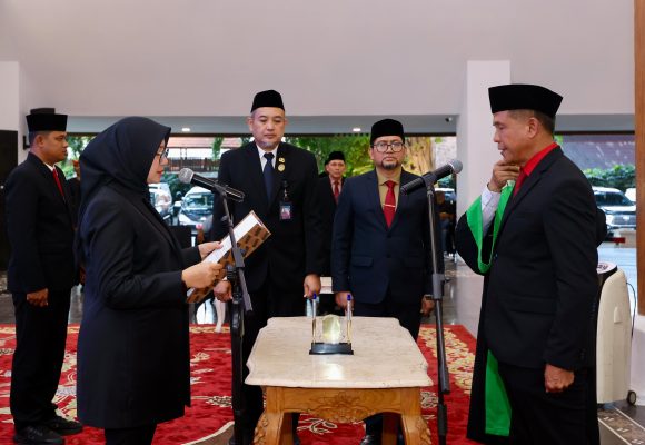 Bupati Ipuk Lantik Suyanto Waspo Tondo Wicaksono Sebagai Sekda Banyuwangi 