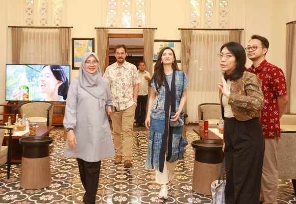Terpesona dengan Keelokan Alamnya, Raline Shah Ajak Keluarga Jelajahi Banyuwangi