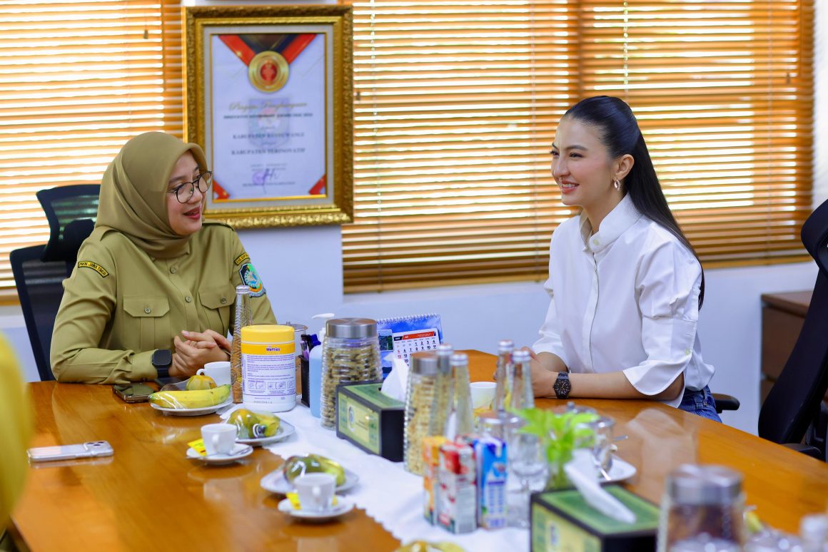 Jelajahi Banyuwangi, Raline Shah Kagumi Tata Kelola Pemerintahan Bupati Ipuk 