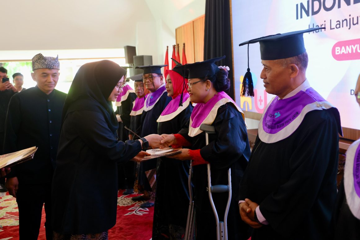 1000911111 Usia Harapan Hidup Warga Banyuwangi Naik, Bupati Ipuk Terus Perkuat Program untuk Lansia