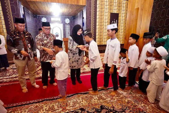 Peringati 10 Muharram, Bupati Ipuk Gelar Doa Bersama dan Santunan Anak Yatim