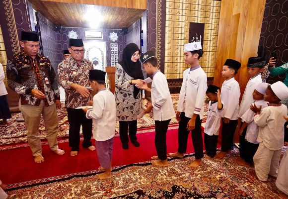 Peringati 10 Muharram, Bupati Ipuk Gelar Doa Bersama dan Santunan Anak Yatim