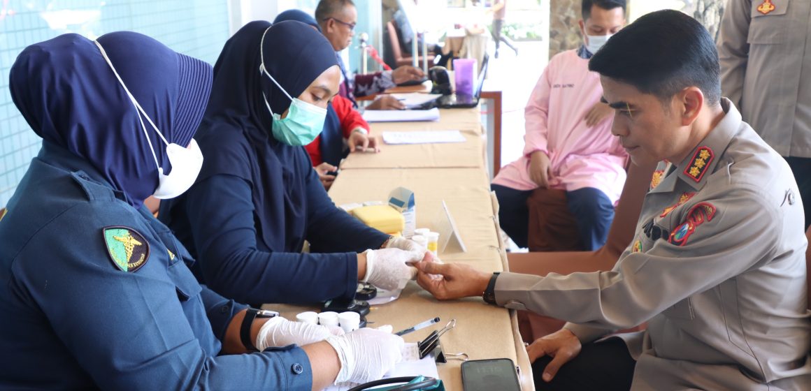 Sambut Hari Bhayangkara ke-80, Polresta Banyuwangi Hadirkan “Kado Sehat” Melalui Donor Darah Dan cek kesehatan Gratis
