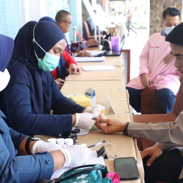 Sambut Hari Bhayangkara ke-80, Polresta Banyuwangi Hadirkan “Kado Sehat” Melalui Donor Darah Dan cek kesehatan Gratis