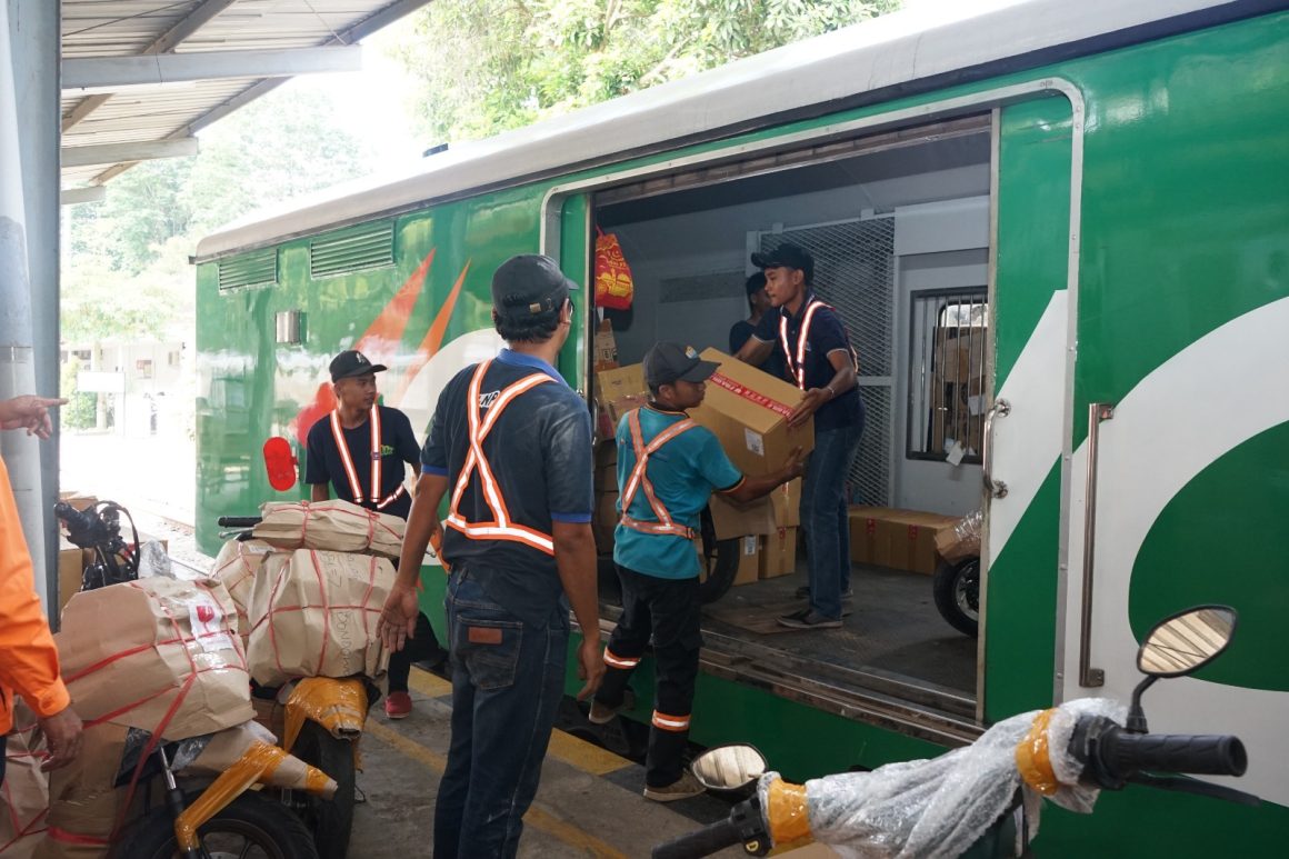 Nadi Logistik dari Tapal Kuda: Cerita di Balik 7 Ribu Ton Barang yang Menembus Jalur Rel
