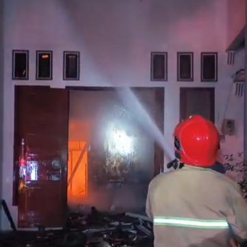 Rumah Warga di Wongsorejo Ludes Terbakar, Kerugian Mencapai 400 Juta