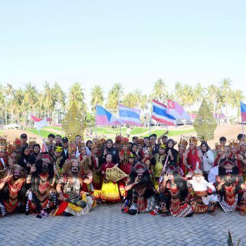 1000920526 Upacara HUT ke-80 di Banyuwangi dimeriahkan Atraksi Fly Pass Pesawat Latih