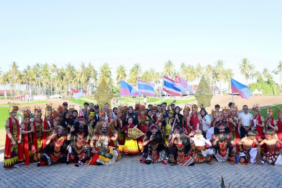 Upacara HUT ke-80 di Banyuwangi dimeriahkan Atraksi Fly Pass Pesawat Latih