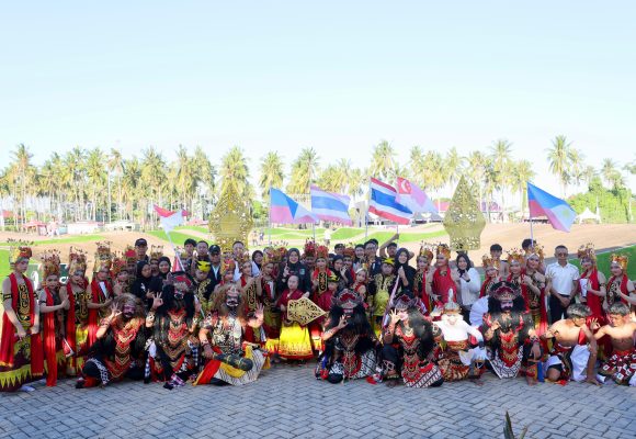 Upacara HUT ke-80 di Banyuwangi dimeriahkan Atraksi Fly Pass Pesawat Latih