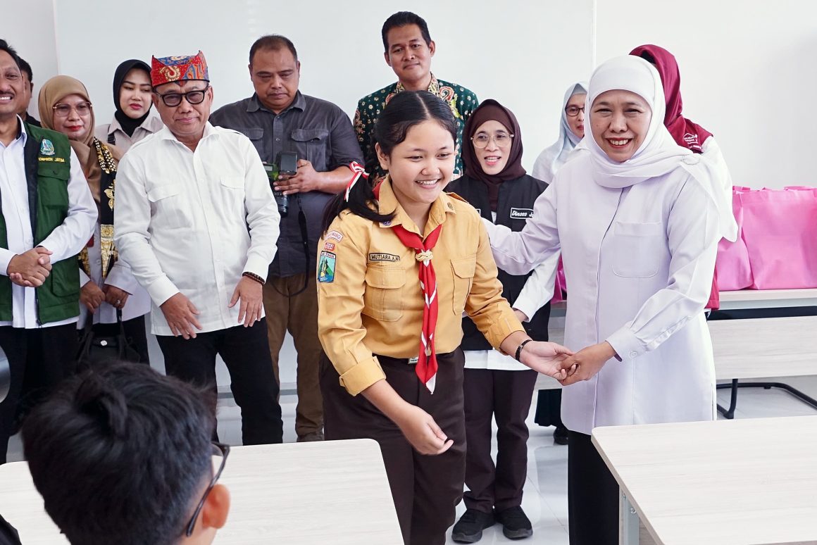 1000957255 Kunjungi Sekolah Rakyat Banyuwangi, Khofifah Terpukau Suara Siswi Bawakan Lagu Osing, akan Diundang ke Grahadi