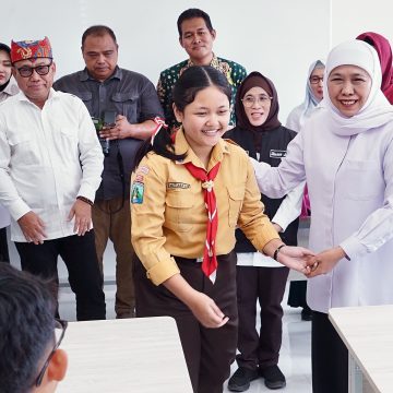 1000957255 Kunjungi Sekolah Rakyat Banyuwangi, Khofifah Terpukau Suara Siswi Bawakan Lagu Osing, akan Diundang ke Grahadi