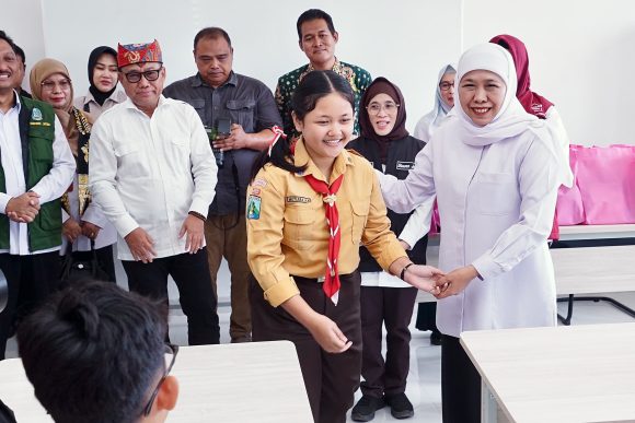 1000957255 Kunjungi Sekolah Rakyat Banyuwangi, Khofifah Terpukau Suara Siswi Bawakan Lagu Osing, akan Diundang ke Grahadi