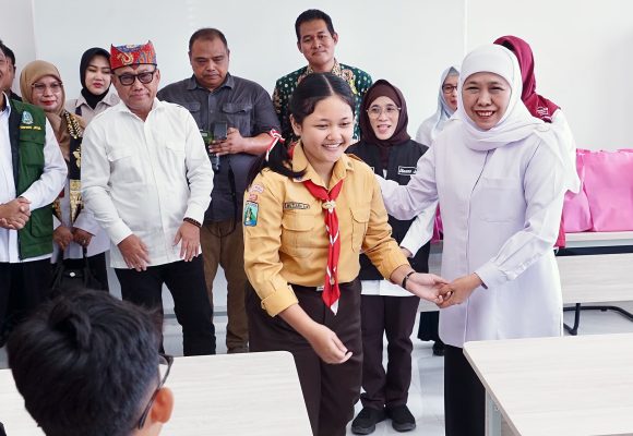 1000957255 Kunjungi Sekolah Rakyat Banyuwangi, Khofifah Terpukau Suara Siswi Bawakan Lagu Osing, akan Diundang ke Grahadi