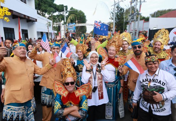 1000959381 Jadi Ruang Interaksi Antar Budaya, Puluhan Wisatawan Mancanegara Turut Tampil di BEC 2026