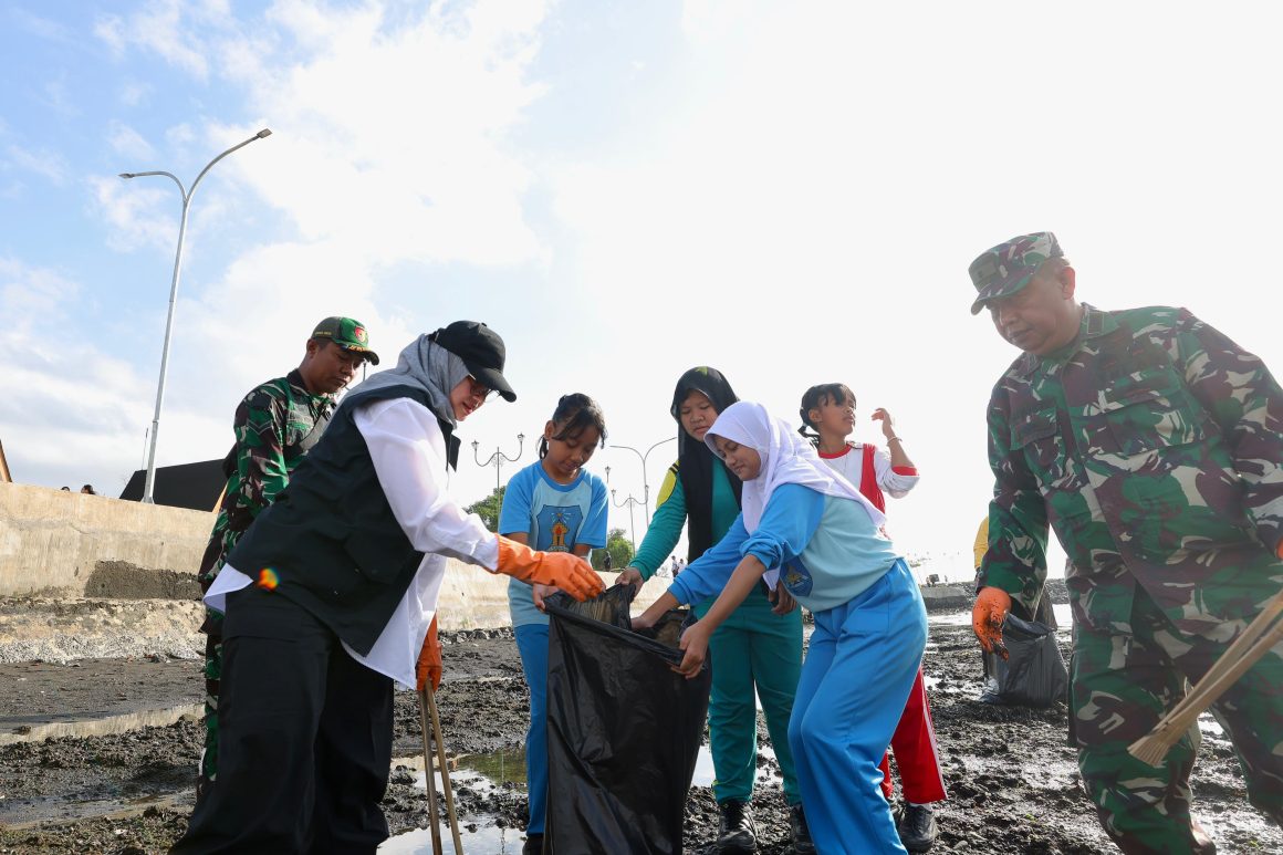 1000963661 Kemendagri Gelar Gerakan Indonesia Asri di Banyuwangi, Ribuan Peserta Gotong Royong Bersihkan Pantai Ancol Plengsengan