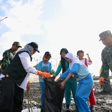 Kemendagri Gelar Gerakan Indonesia Asri di Banyuwangi, Ribuan Peserta Gotong Royong Bersihkan Pantai Ancol Plengsengan
