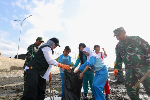 1000963661 Kemendagri Gelar Gerakan Indonesia Asri di Banyuwangi, Ribuan Peserta Gotong Royong Bersihkan Pantai Ancol Plengsengan