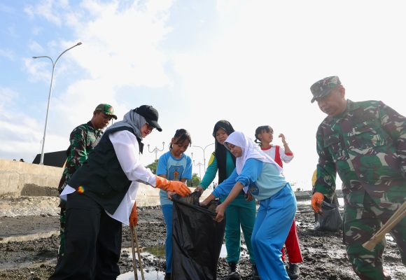 1000963661 Kemendagri Gelar Gerakan Indonesia Asri di Banyuwangi, Ribuan Peserta Gotong Royong Bersihkan Pantai Ancol Plengsengan