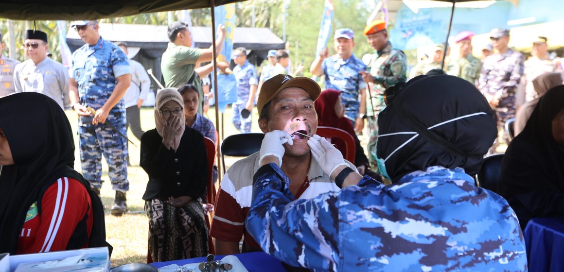 1000969670-1 Hari Bakti ke-79, TNI AU Gelar Pemeriksaan Kesehatan Gratis dan Bagikan Sembako di Banyuwangi