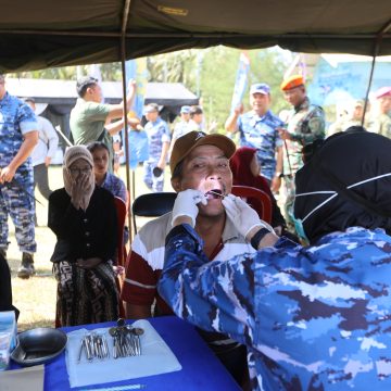 Hari Bakti ke-79, TNI AU Gelar Pemeriksaan Kesehatan Gratis dan Bagikan Sembako di Banyuwangi