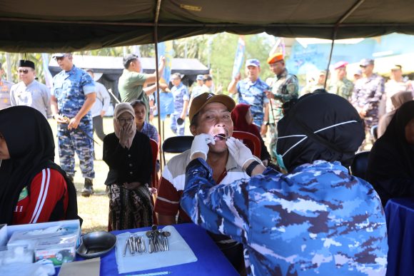 1000969670-1 Hari Bakti ke-79, TNI AU Gelar Pemeriksaan Kesehatan Gratis dan Bagikan Sembako di Banyuwangi