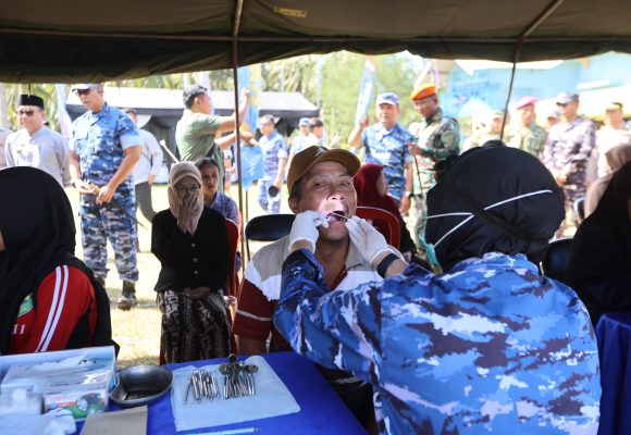 1000969670-1 Hari Bakti ke-79, TNI AU Gelar Pemeriksaan Kesehatan Gratis dan Bagikan Sembako di Banyuwangi