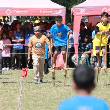 1000970937 Saat Ribuan Gen Alpha Banyuwangi Memengan Tradisional, Ajak Lestarikan Permainan Nusantara