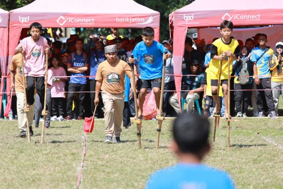 1000970937 Saat Ribuan Gen Alpha Banyuwangi Memengan Tradisional, Ajak Lestarikan Permainan Nusantara
